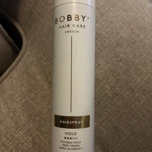 Bobbys Hair Care Hårspray - Hårspray från Bobbys Hair Care i vit flaska med gulddetaljer. Ger flexibel stadga och är 100% vegansk. Tillverkad i Sverige och passar perfekt för att hålla frisyren på plats hela dagen. Den är testad nån gång