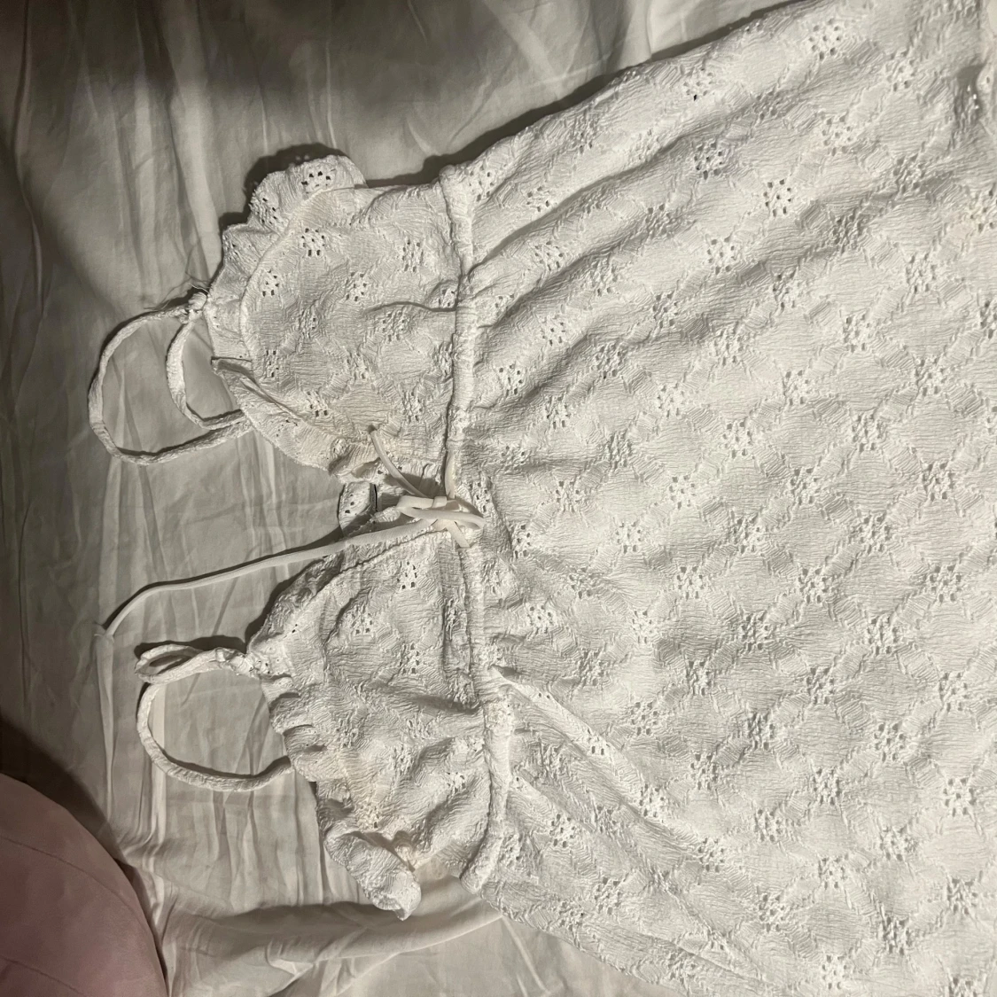 Vit spetsklänning med knytband