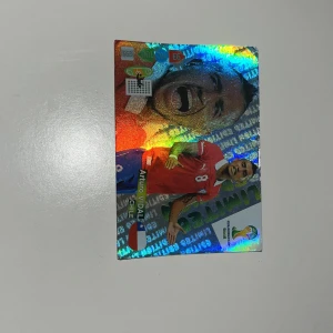 Arturo Vidal - FIFA World Cup Brasil Limited Edition - Glittrig samlarkort från FIFA World Cup Brasil med Arturo Vidal i Chiles landslagströja. Perfekt för fotbollsfans och samlare som vill ha något unikt och coolt i sin samling!
