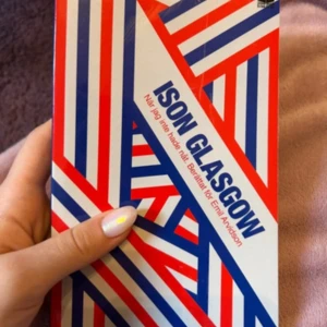 Ison Glasgow - När jag inte hade nåt - Ison Glasgow – När jag inte hade nåt, skriven med Emil Arvidsson, är en självbiografi om Isons uppväxt i New York och Sverige präglad av hemlöshet, fattigdom och en kämpande mamma. Det är en berättelse om utanförskap, styrkan i familjeband och vägen mot musiken som gav honom en framtid.