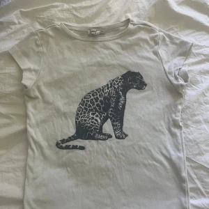 Vit t-shirt med leopardtryck från Subdued  - Vit t-shirt från Subdued med ett stort svart leopardtryck på framsidan Materialet är mjuk bomull. Ordpris är 287kr🥰
