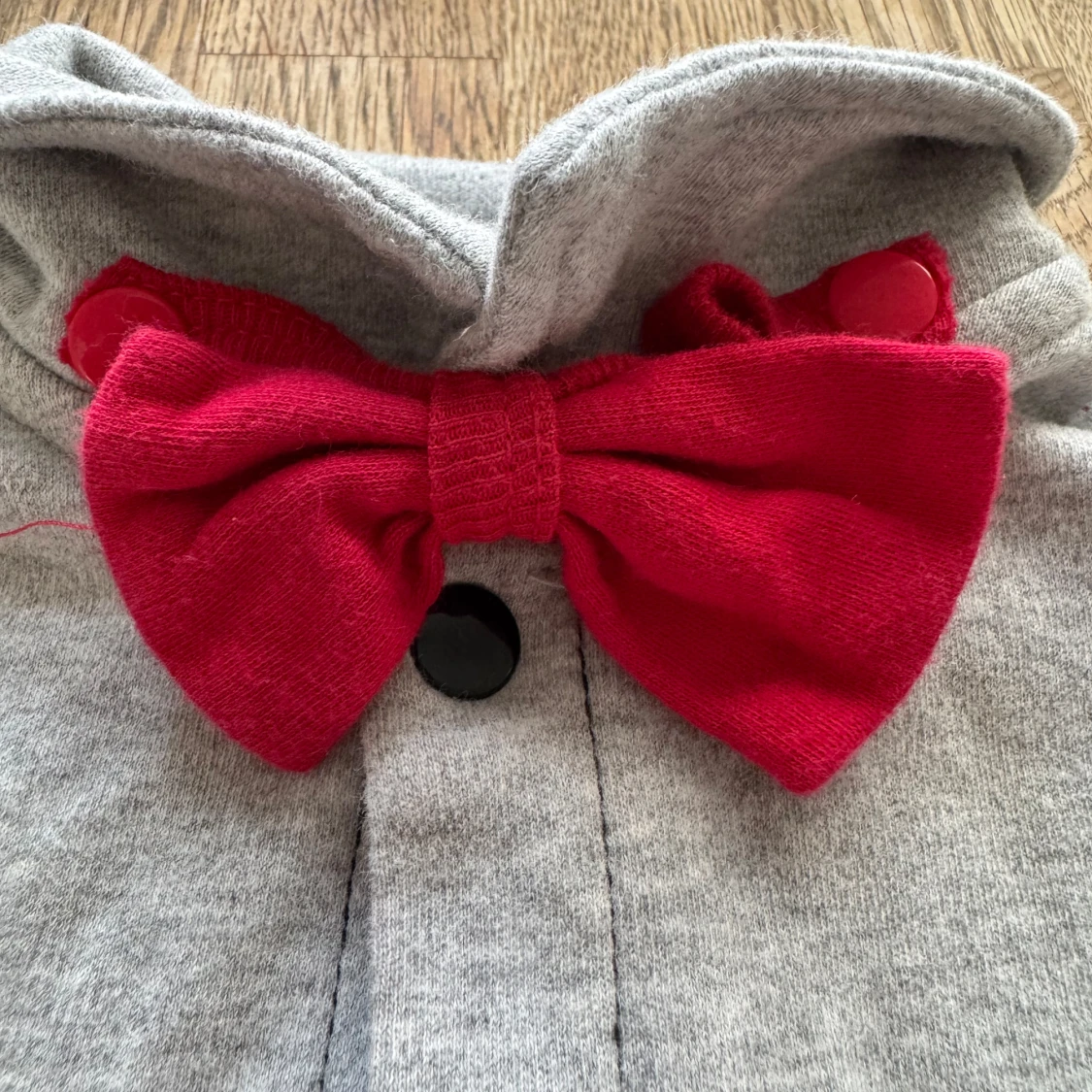 Grå och svart byxdress med rosett - 4