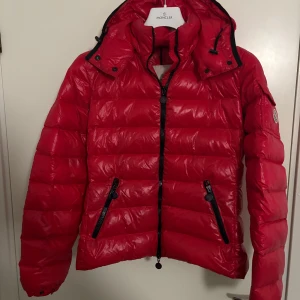 Moncler Bady Röd - Moncler Bady damjacka. Storlek 2, passar S. Fint skick