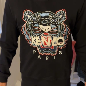 Svart Kenzo sweatshirt storlek M - Knappt använd svart Kenzo tröja i fint skick. Inga defekter medkommer.