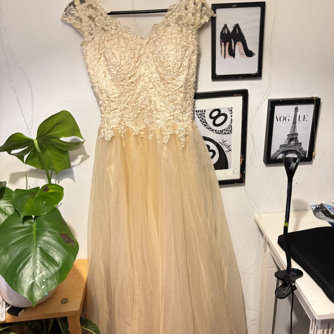 Champagnefärgad långklänning med spets - 1