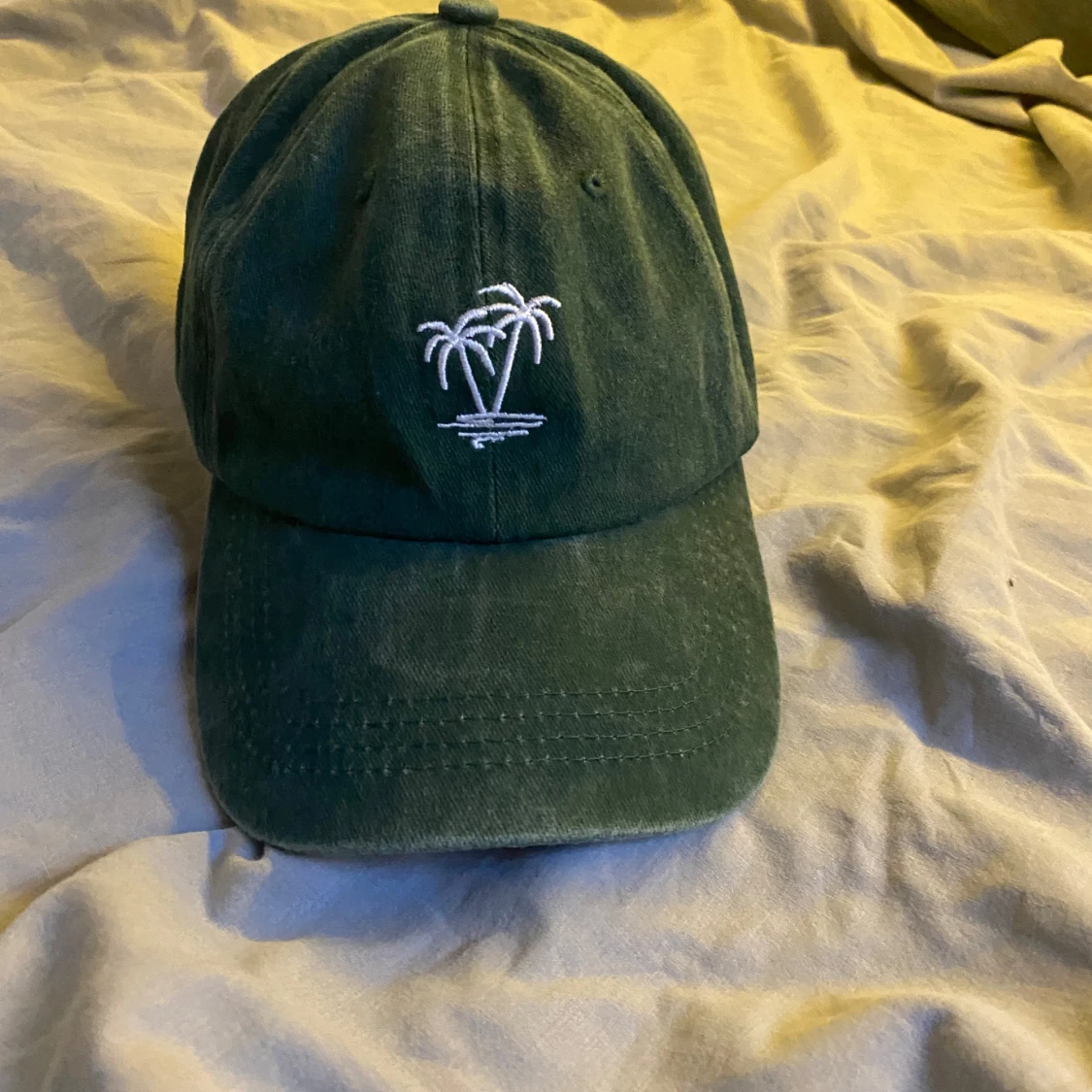 Grön keps med palmtryck
