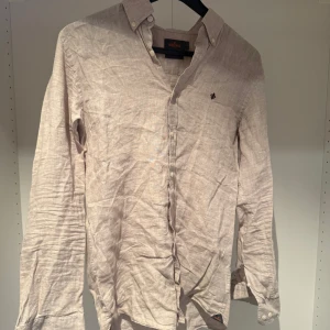 Beige linneskjorta från Morris - Tjenare säljer nu min Snygg beige skjorta från Morris i 100% linne. Klassisk modell med knappar hela vägen, button down-krage och diskret logga på bröstet. Perfekt för en som är grich 