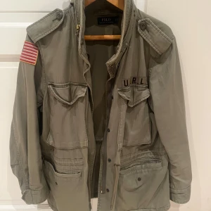 Ralph Lauren Field Jacket - Tja! Nu säljer vi en sällsynt och eftertraktad field jacket från Ralph Lauren | Skick 9,5/10 | Storlek s/m | Nypris ca 5000kr | Vårt pris 2699 | Vid frågor tveka inte på att slänga iväg ett meddelande | Mvh Resellgarms 