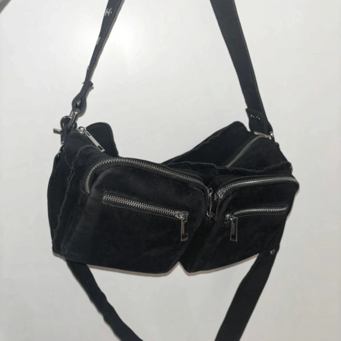Svart axelväska i mocka från Noella - 1