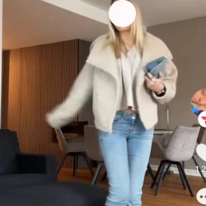 Beige teddyjacka med stor krage - Säljer en så fin o mysig teddykappa från Gina. I mycket bra skick, använd fåtal gånger. Storlek Xs