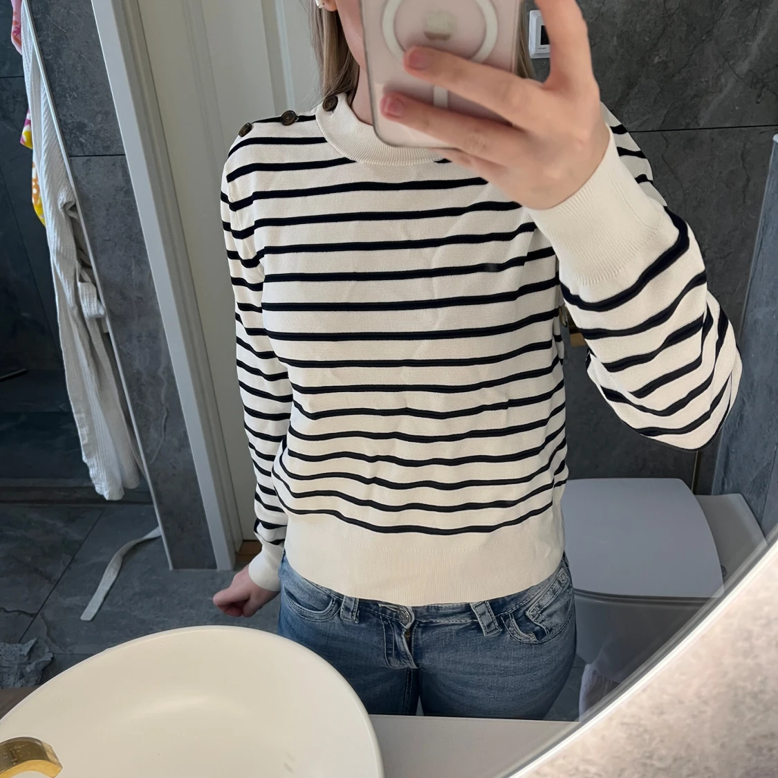 Vit och svart randig tröja med knappar