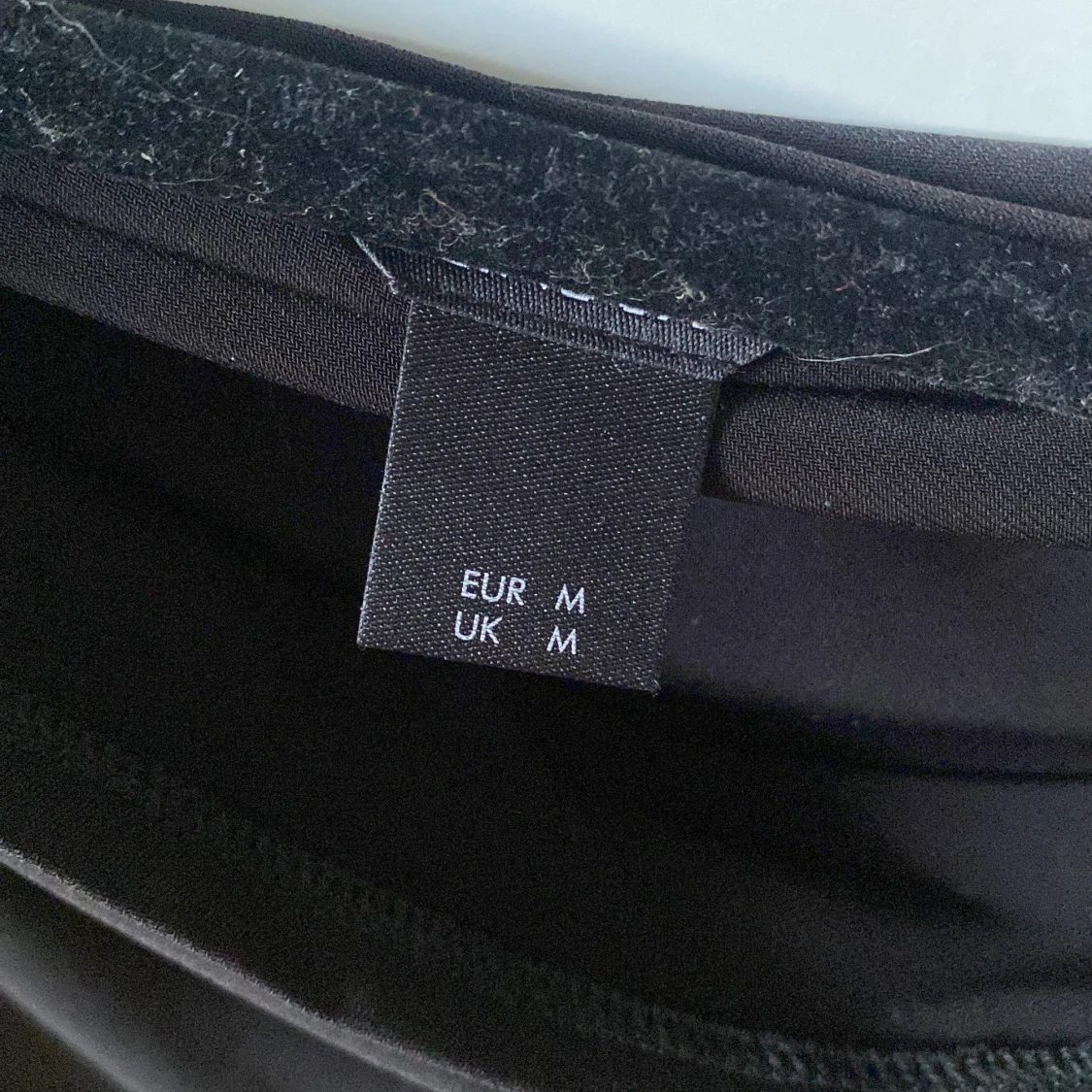 Svart asymmetrisk topp med drapering från Lindex  - 3