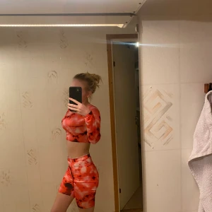 Tränings set 2 delar - Säljer en croppad långärmad träningstopp i röd och orange och ett par shorts till som ingår i priset🙂