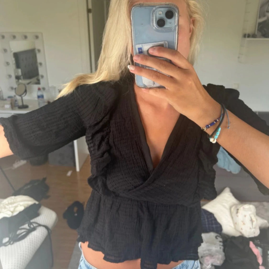 Svart omlottblus med volangdetaljer - 1