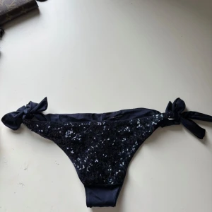 Calzedonia bikini underdel - Calzedonia bikini från 2024 kollektion. Finns inte kvar längre. Använd 1 gång och tvättad så det är i princip nyskick🥰 Bikini trosor: M, knytband