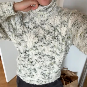 Stickad polotröja i mohair - Mysig stickad polotröja i vitt med gråmelerat mönster. Tröjan har hög polokrage, lång ärm och ett fluffigt, strukturerat garn som ger en cool vintagekänsla. Perfekt för kyliga dagar och enkel att styla med jeans eller kjol. Köpt i amsterdam från en vintage affär för typ 350kr 🤍