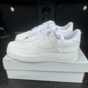Nike Air Force 1, Sneakers, Vit, strl 44 - Säljer ett par helt nya Nike Air Force 1 sneakers i vit färg strl 44 Skorna kommer i originalkartong. Skorna har inte blivit använda