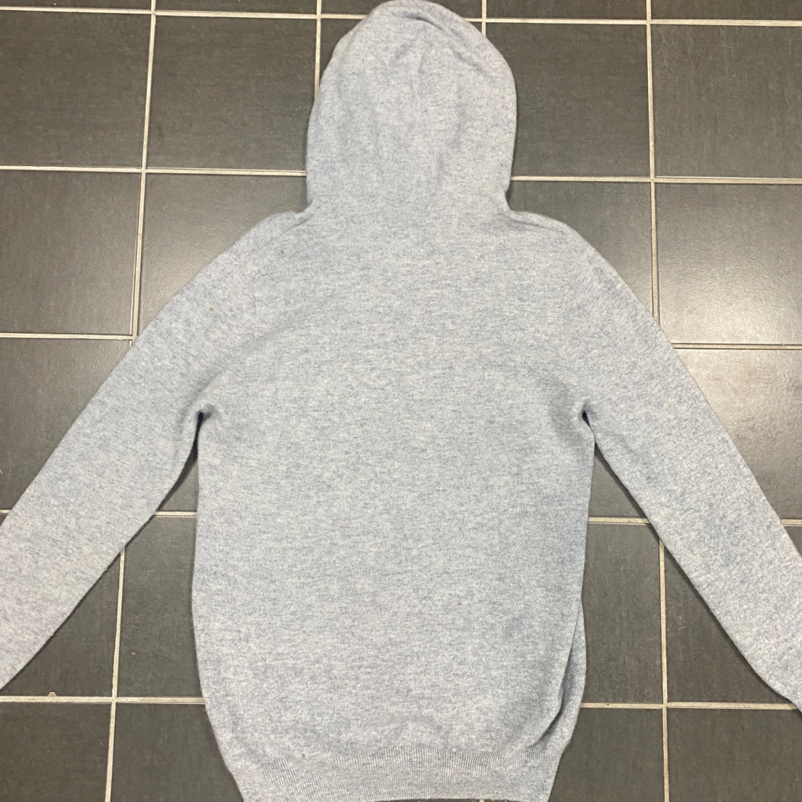 Ljusgrå stickad hoodie i ull - 1