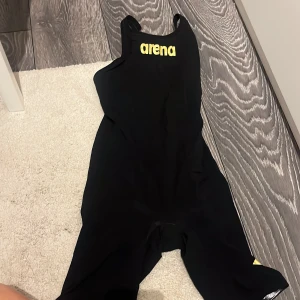 Tävlingsbadräkt  - (Pris kan gärna diskuteras)jag säljer en tävlingsbadräkt,carbon air 2 arena den är i bra skick använt en gång och känns som en helt ny storleken är F:38 usa/uk:32 D:36 I:42 Aus:8