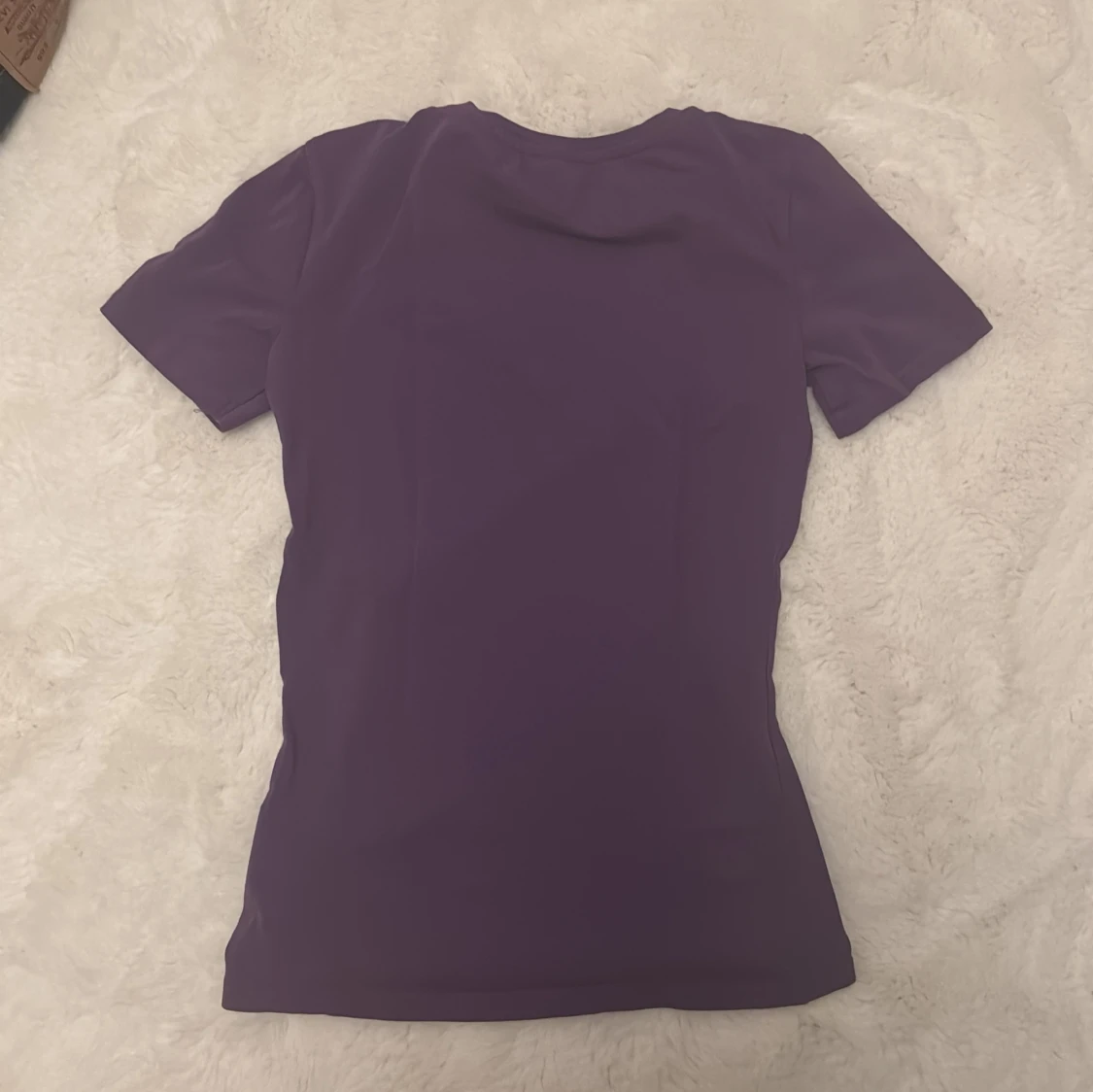 Lila v-ringad t-shirt från Amisu - 2