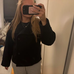 Kappa från ginatricot - Mörkblå kappa från gina tricot i storlek xs i ny skick! Sista bilden är för att de hur man kan ha den på ett annat sätt, köpt för 599💗