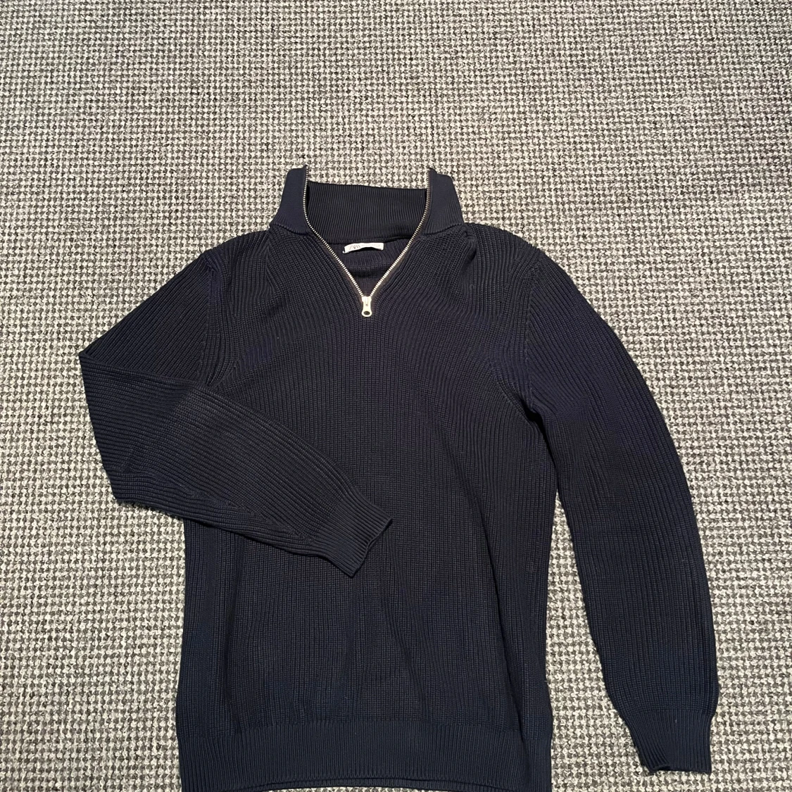 Mörkblå stickad half zip-tröja från Zara