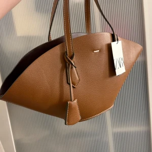 Brun handväska från Zara - Säljer denna fina väska frän Zara, helt ny med prislappar pả✨