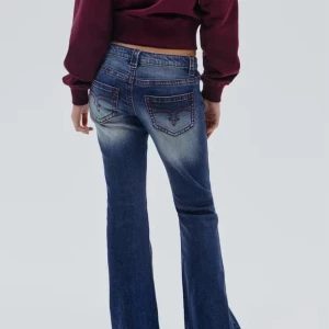 Gina jeans - Jeans från Gina. såååå fina med vinröda detaljer💕 