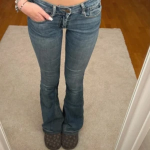 Low waist bootcut jeans - Köpta på Vinted men säljer vidare. De är omsydda i benen så det blir bootcut. Midjemått: 33-37cm (de är stretchiga) Innerbenslängd: 83cm       Storlek 25.💗