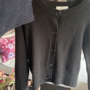 Svart kofta hm - Alla knappar är kvar och inga deffekter, storlek 170 men sitttr bra på en S och xs