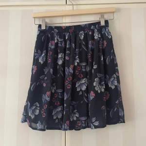 Minikjol Hollister - Söt blommig kjol🫶🏻