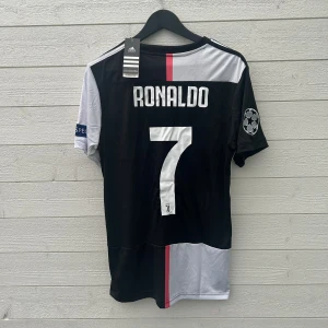 Cristiano Ronaldo Juventus Fotbollströja - Säljer en Juventus fotbollströja med Ronaldo 7 på ryggen som är helt ny med prislapp