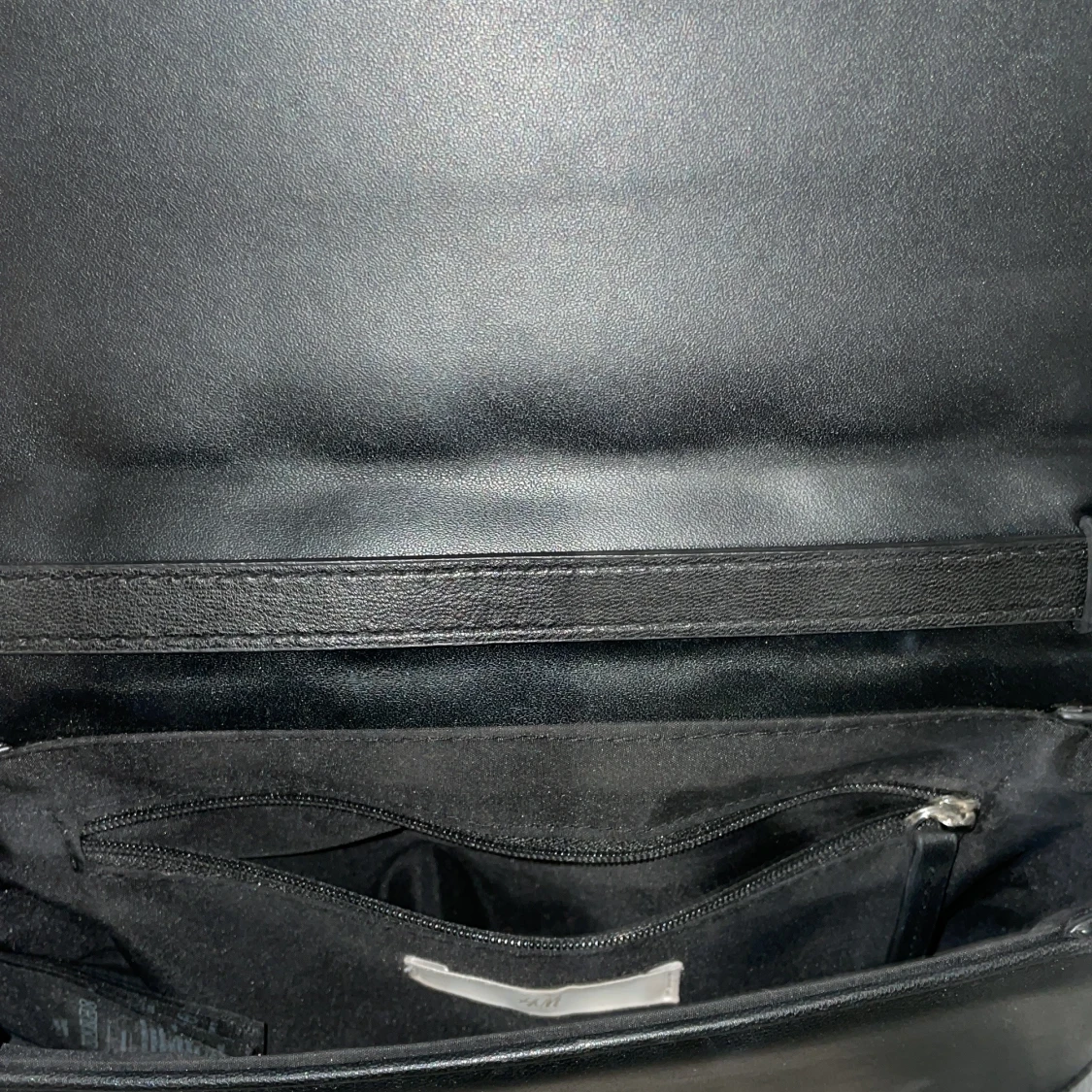 Svart quiltad axelväska i skinnimitation - 1