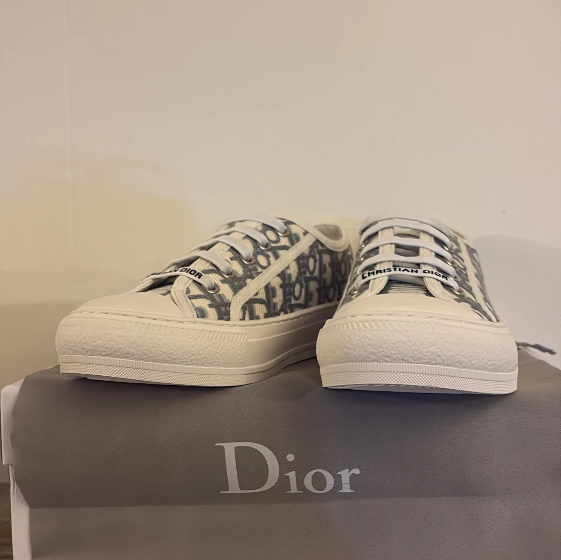  Monogram sneakers i vitt och blått - 1