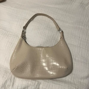 Beige/vit väska  - Beige/vit väska från Gina Tricot