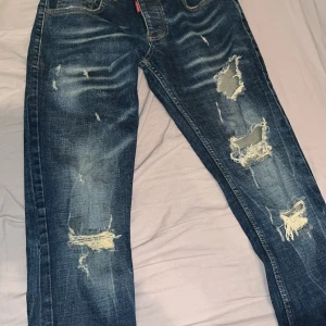 Dsquared2 - Säljer ett par riktigt feta dsquared2 jeans till ett grymt pris. Om jag inte minns fel så är det storlek 43. Passar till många outfits.
