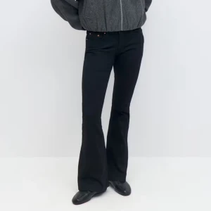 Svarta lågmidjade bootcut jeans  - Jätte fina svarta lågmidjade bootcut jeans ifrån Gina Tricot. Super bra skick inte använda mycket. Skriv för egna bilder 💓💓