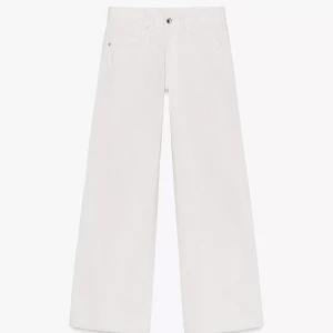 Vita wide jeans med låg midja - Helt nya andrig använda! Kan tyvärr inte skicka egna bilder när dom sitter på då de inte passar