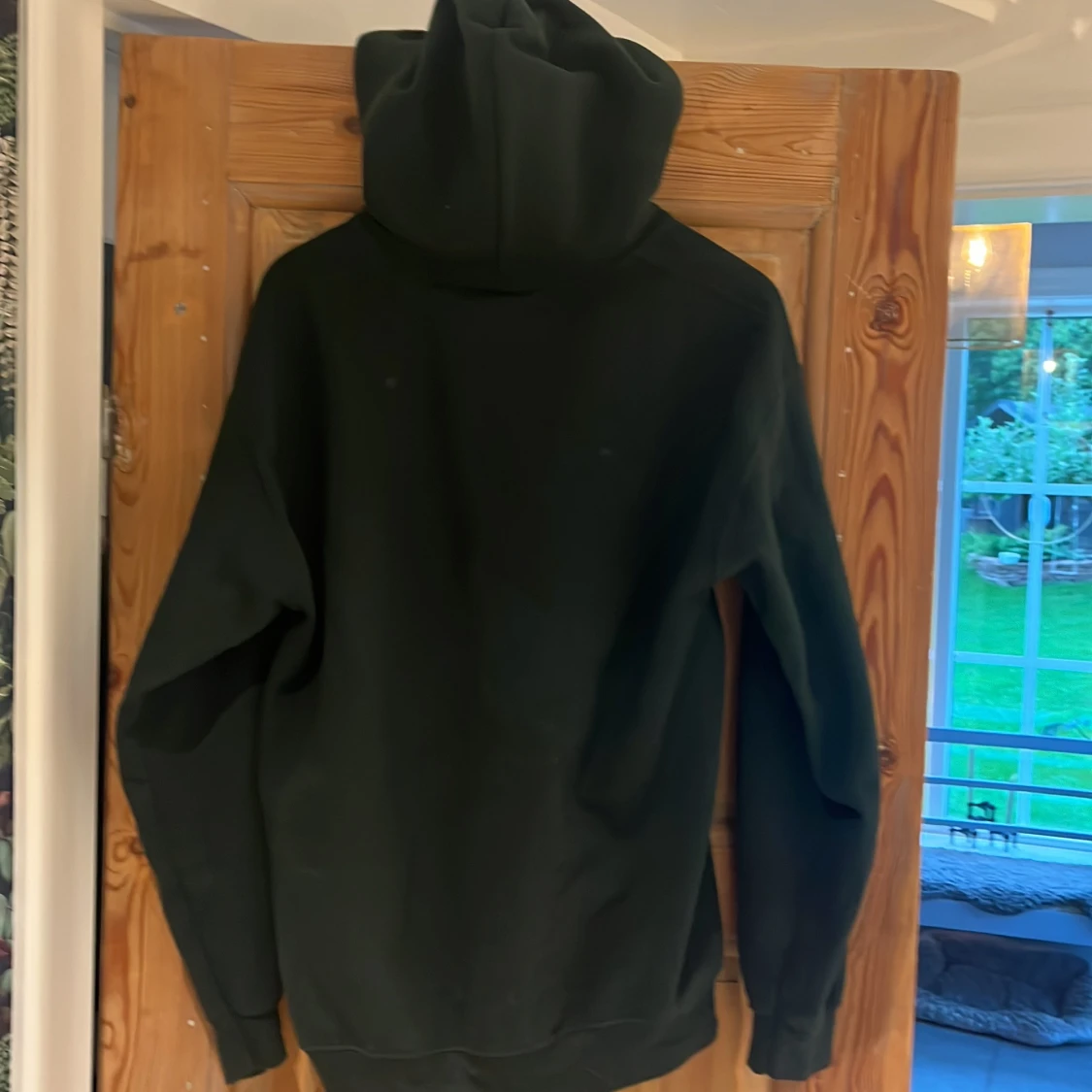 Grön hoodie Gildan med stjärntryck - 1