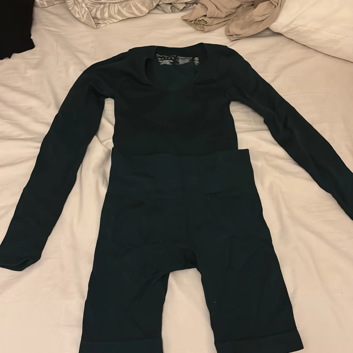 Svart långärmad träningstopp med tränings shorts