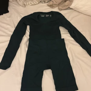 Svart långärmad träningstopp med tränings shorts  - Säljer en svart långärmad träningstopp och shorts från Primark storlek XS . Toppen är croppad med rund halsringning och har en tight passform som sitter snyggt på kroppen och samma gäller shortsen tajta och perfekta för gymmet eller andra sportiga aktiviteter.