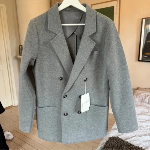 John Henric Dubbelknäppt kavaj  - Sprillans ny kavaj från John Henric men etiketten kvar. Aldrig kommit till någon användning. Storlek M. Hör av er om ni undrar något 👊👊Nypris 1500:-