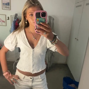 Vit blus  - Säljer denna söta vita blusen med blommor från H&M.Skriv privat för mer info💕💕