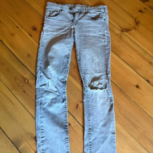 Supersnygga kill Jeans!! - Säljer supersnygga kill jeans som min brorsa har vuxit ut! De e grå och har ett hål (med mening) vid vänstra knäet! Skriv gärna om du har frågor!!🌸