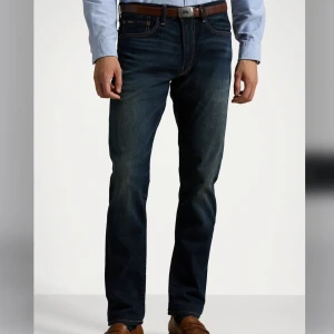 Polo Ralph Lauren Jeans Slim Fit - Mörkblåa polo Ralph lauren jeans, Stl W29 L32. Modell ”Sullivan slim stretch”, nypris ca 1800 kr. Använda sparsamt, bra skick. Pris kan diskuteras.