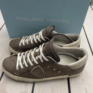 Philippe Model - Säljer ett par Philippe Model sneakers | Storlek 42 | Skorna är i använt men bra skick | Priset är 1500 kr, men kan såklart diskuteras! | Hör av dig vid eventuella frågor!