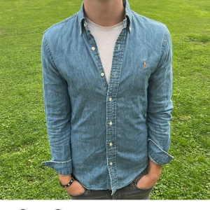 Jeansskjorta från Ralph lauren - Säljer denna stilrena jeans skjortan från Ralph lauren. Modellen är ca 180 cm lång och väger 70 kg. Tveka inte på att kontakta mig vid minsta fundering 🙌