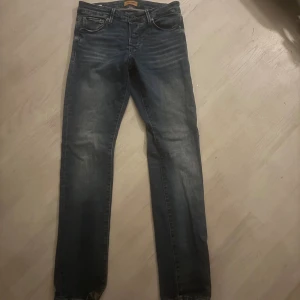 Jack and jones jeans - Säljer ett par Jack and Jones jeans i modellen slim glenn, använda ett fåtal gånger så väldigt bra skick. W28 L32