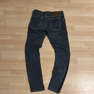 Mörkblå jeans från Nudie Jeans - Feta Marinblå Nudie jeans. Skinny Sam, 28/32, jeansen är som nya!