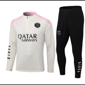 PSG vit långärmad träningströja - Vit långärmad träningströja från PSG med svarta tryck och rosa detaljer på axlarna. Halv dragkedja framtill och klubbmärke på bröstet. Perfekt för fotbollsträning eller chill. Snygg och sportig stil med texten PARIS på ärmen.
